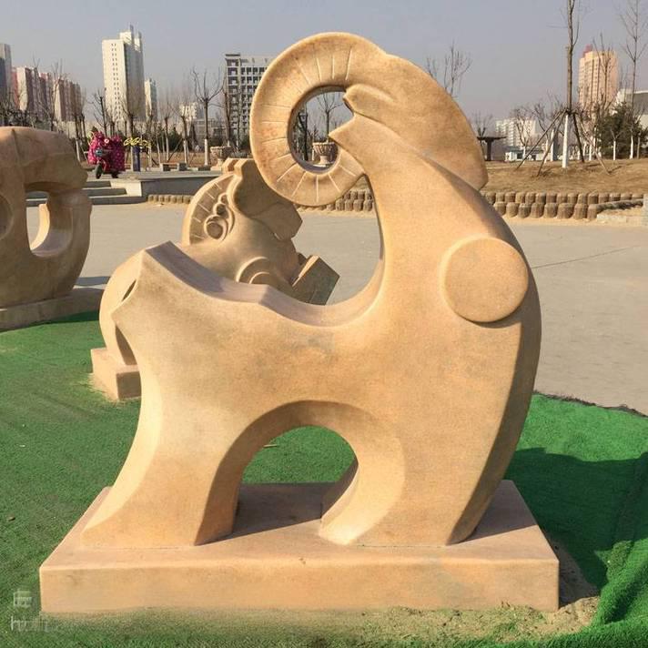 Escultura abstracta de pedra